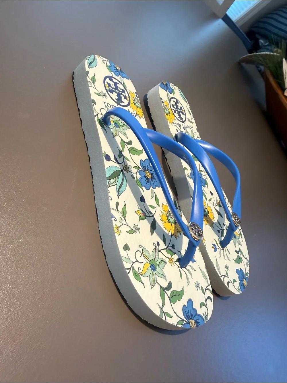 NWOT Tory Burch Wisteria Blue White Lark Gold Logo Flip Flops Size 5